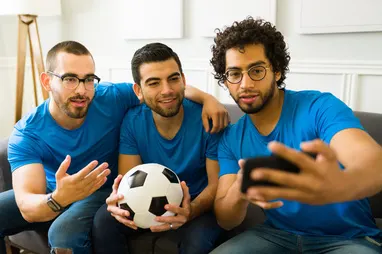 mężczyzna tłumaczy na temat wynajętego autokaru dla kibiców 