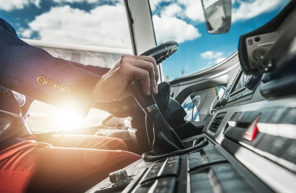 Kierowca za kierownicą autokaru podczas jazdy