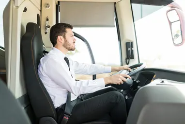 elegancki kierowca za kierownica autobusu