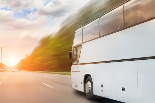 powracający elegancki autobus z wynajmu na wesele