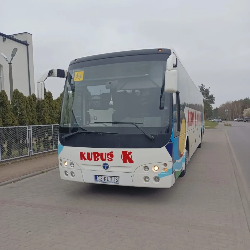 biały autobus kubuś przewozy toruń