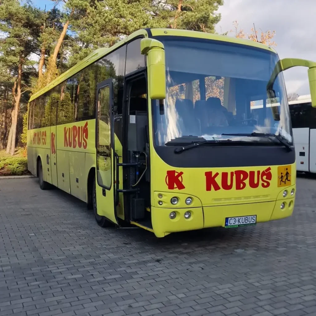 żółty autobus kubuś przewozy toruń